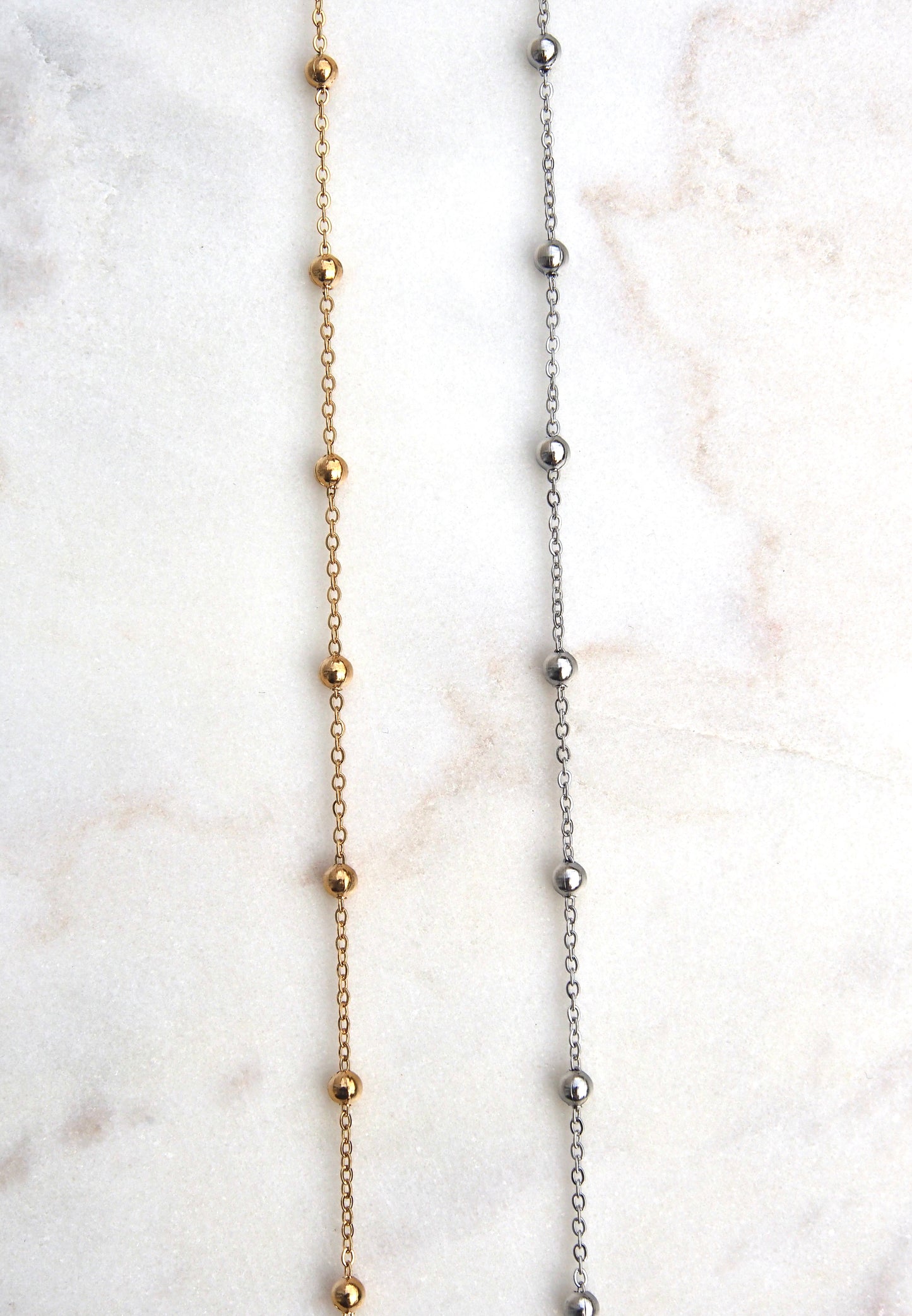 Řetízek s menší placatou říční perlou