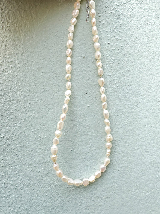 Choker z nepravidelných říčních perel