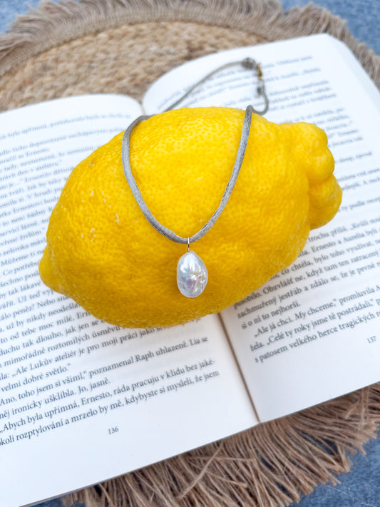 Saténová šňůrka s barokní perlou