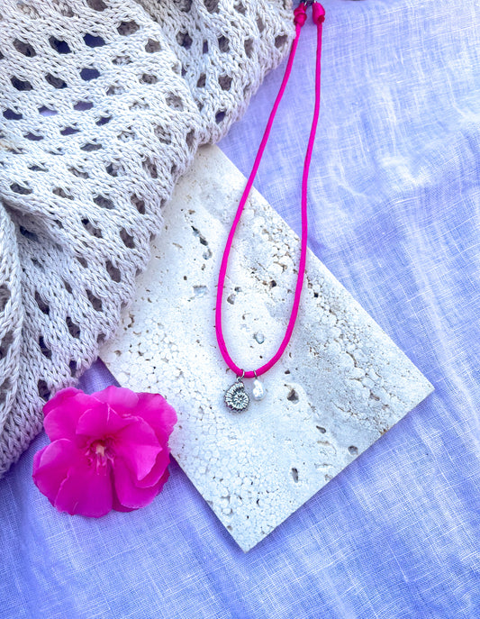 Saténová šňůrka s přívěskem mušle