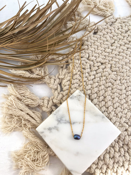 Řetízek ke krku s černou říční perlou