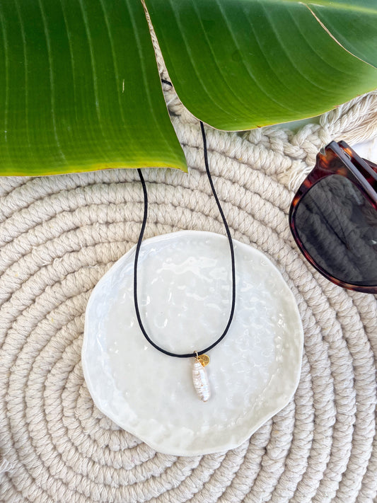 Saténová šňůrka z dlouhou říční perlou