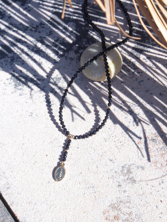 Choker do výstřihu z Onyxu