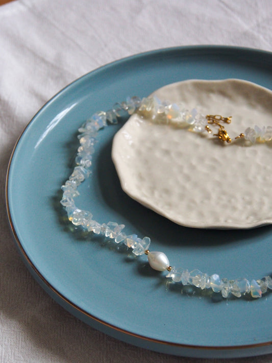 Choker ze zlomků Opalitu a říční perly