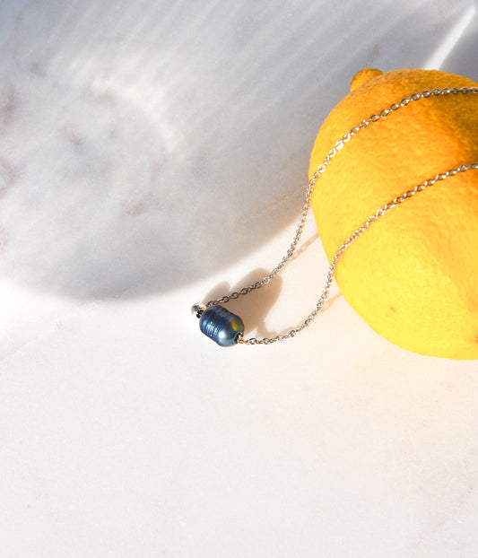 Řetízek s černou říční perlou a silver korálkem