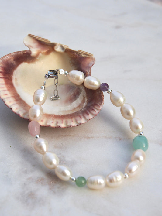 Náramek z perel a minerálů