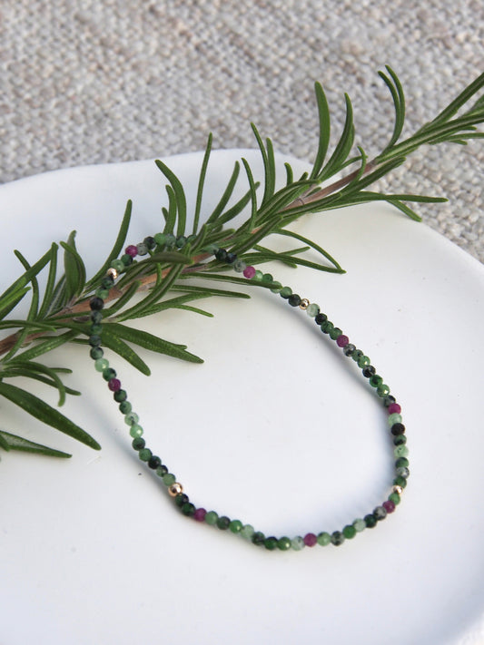 Náramek z minerálu Rubín v Zoisitu