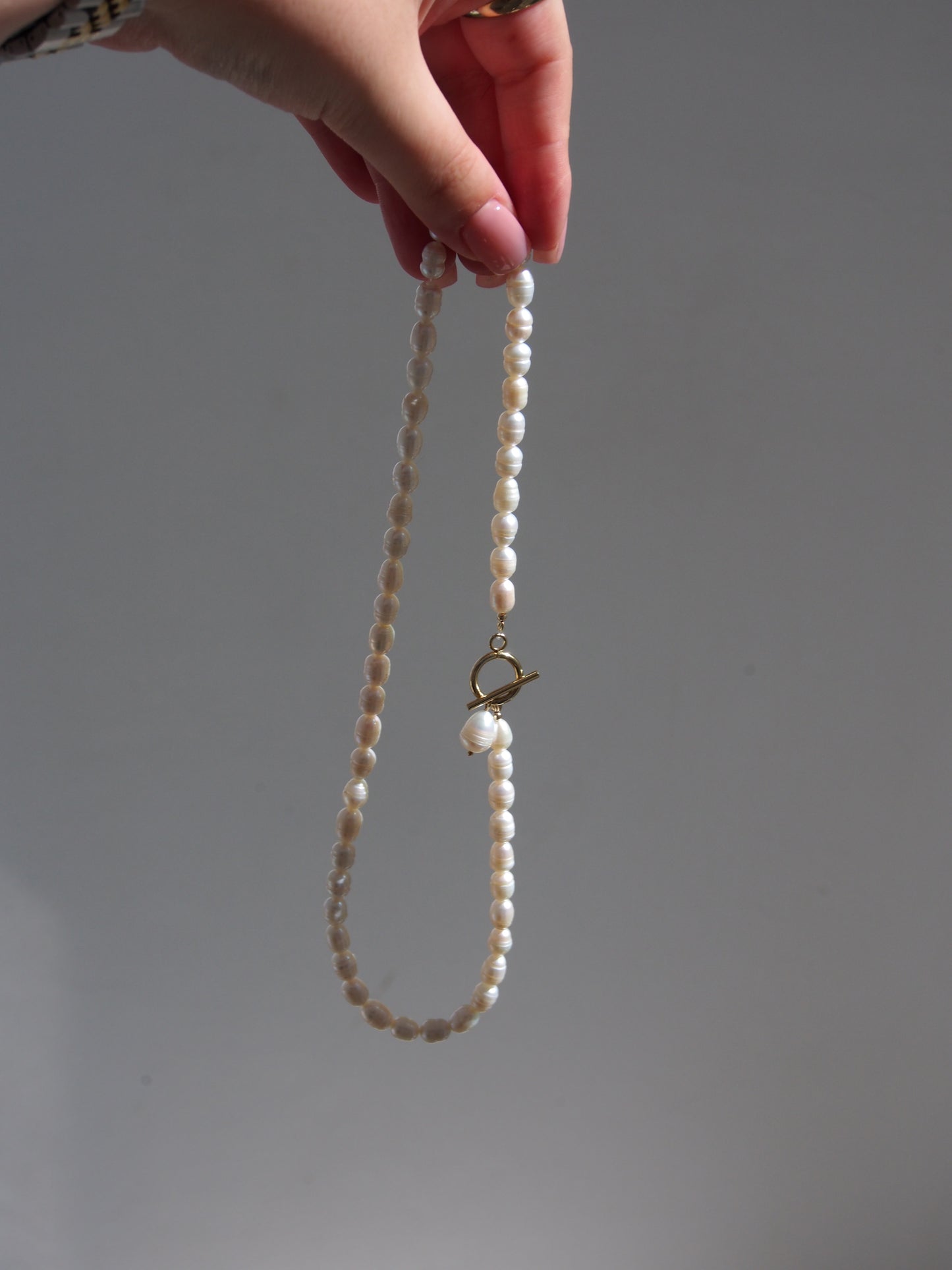 Choker z říčních perel s americkým zapínáním