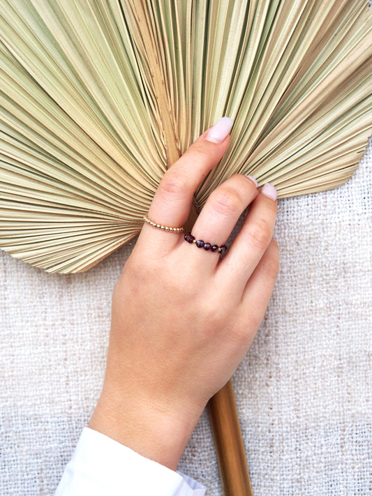 Prstýnek z broušených penízků Granátu