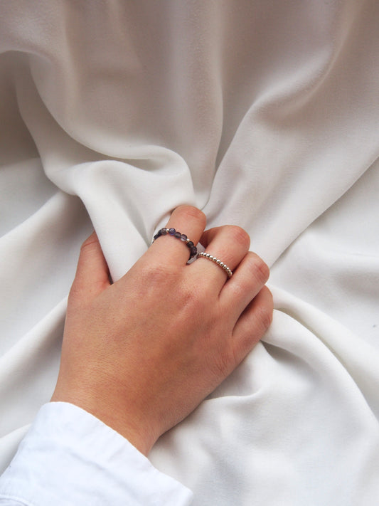 Prstýnek z broušených penízků lolitu