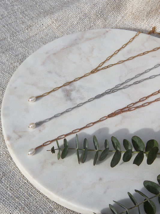 Řetízek do výstřihu s říční perlou