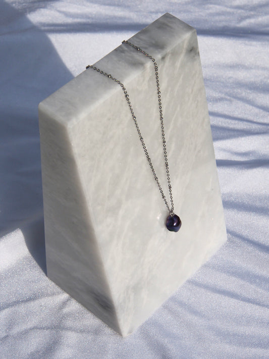 Řetízek s nepravidelnou černou říční perlou