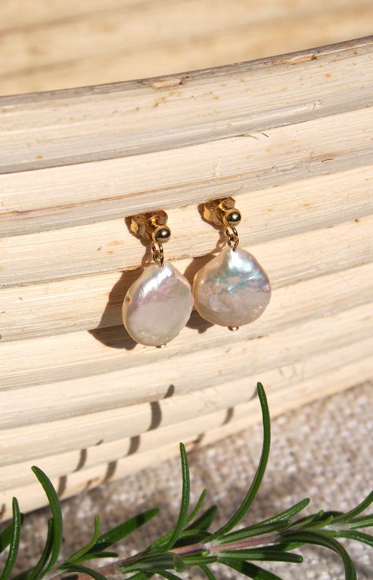 Peckové náušnice s velkou placatou říční perlou