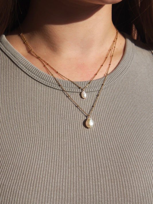 Řetízek s nepravidelnou větší říční perlou