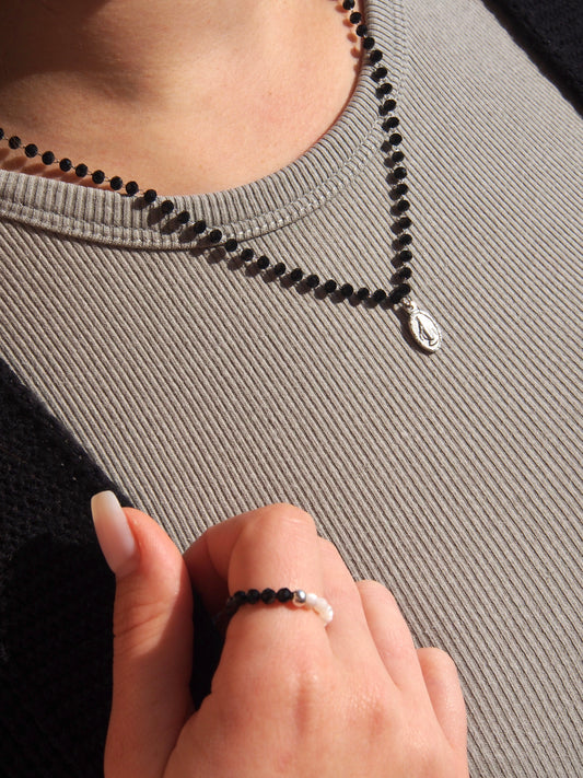 Černý řetízek s Madonnou