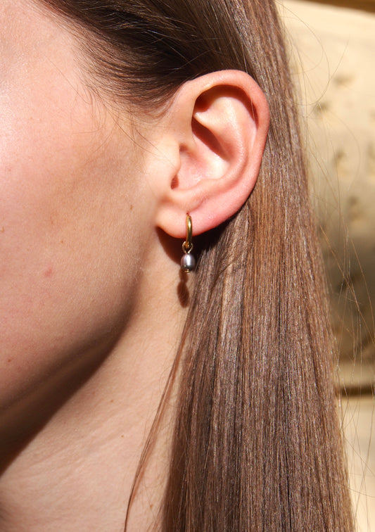 Náušnice s malou černou říční perlou