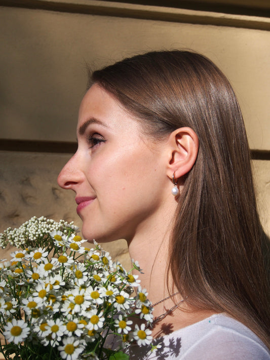 Náušnice s větší nepravidelnou říční perlou