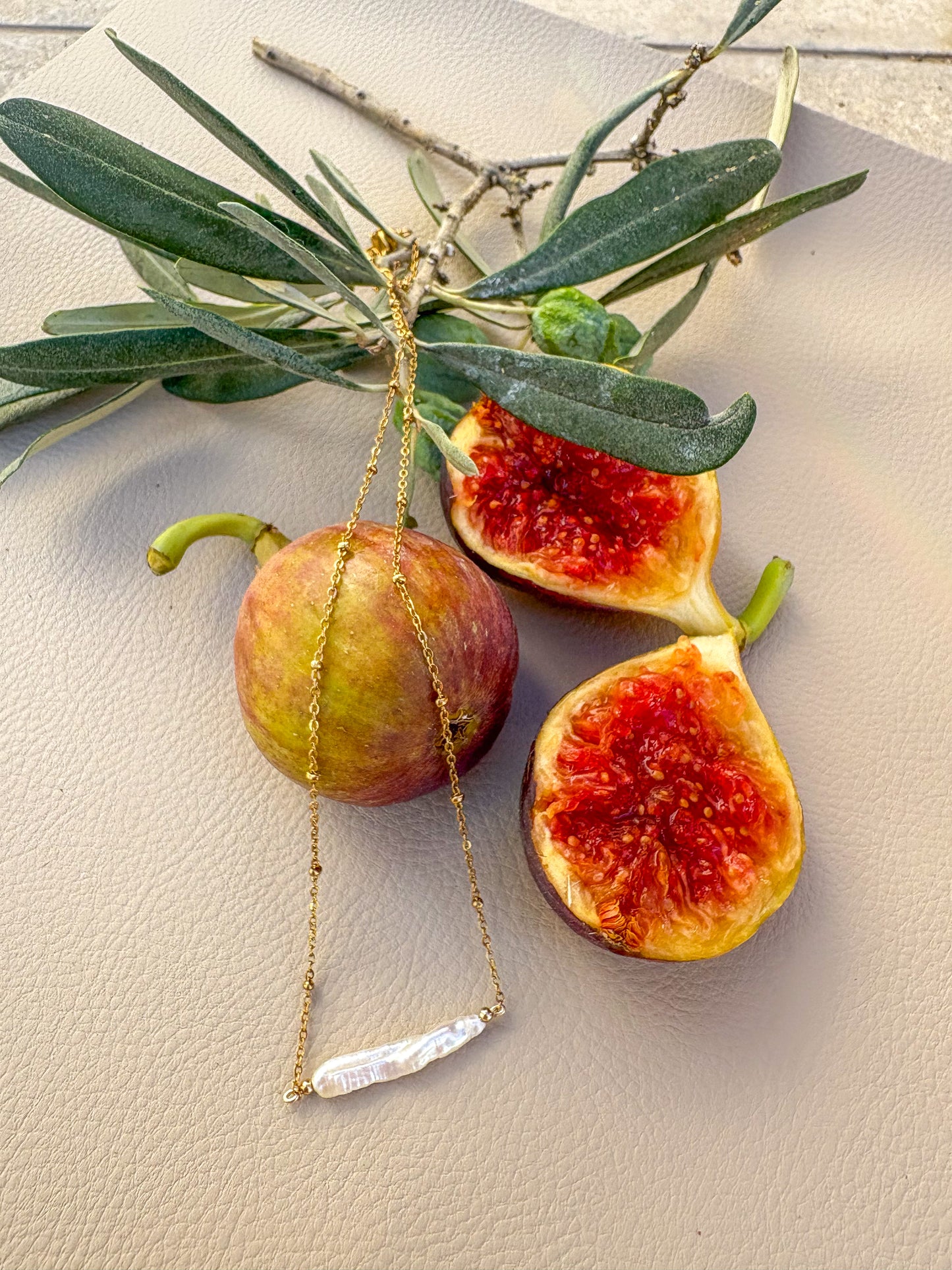 Řetízek ke krku s dlouhou říční perlou