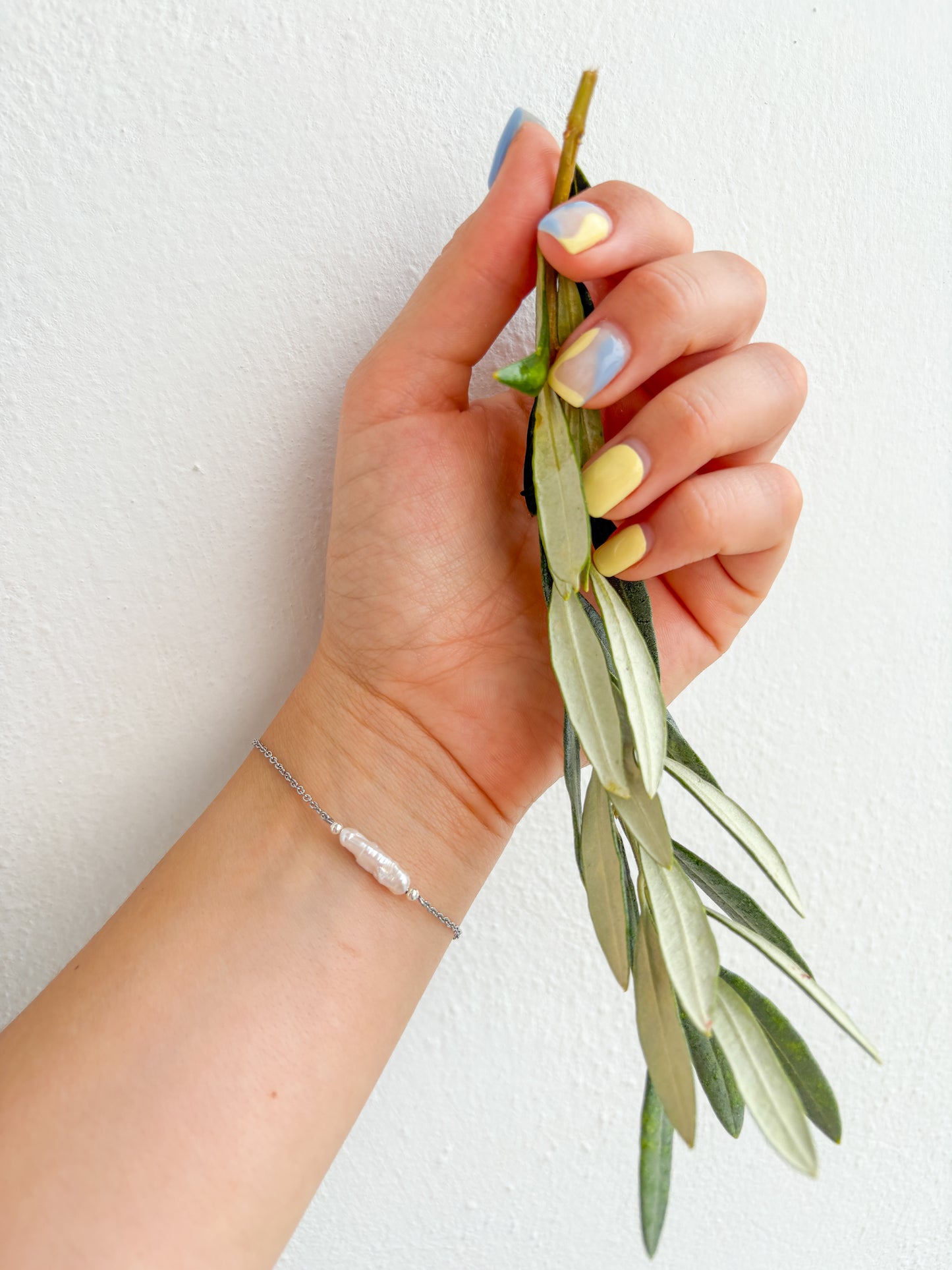 Náramek s dlouhou říční perlou