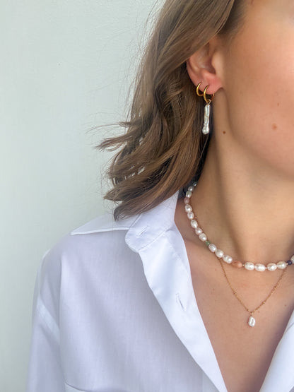 Choker z říčních perel a minerálů