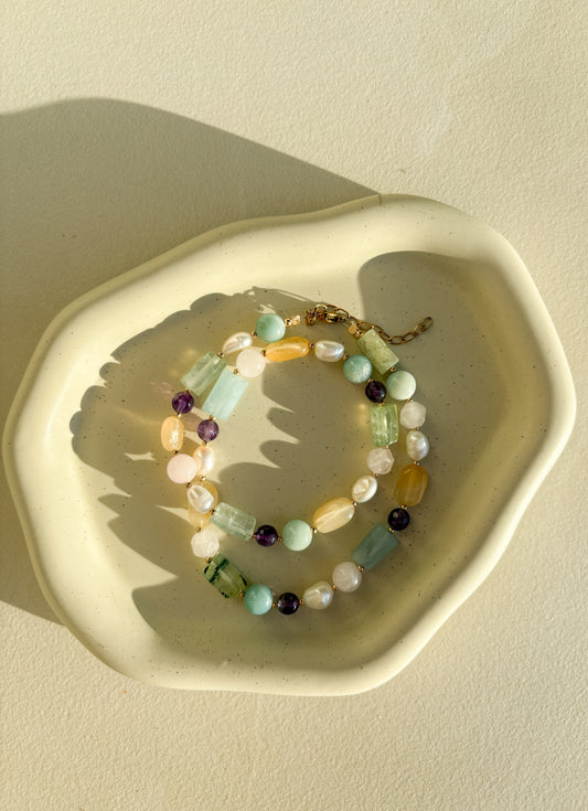 Náhrdelník z perel a minerálů