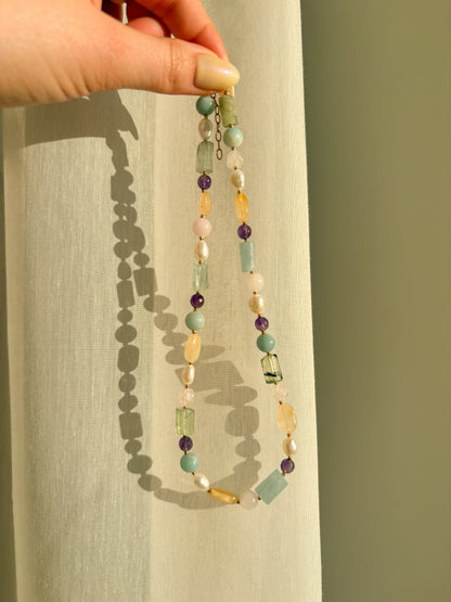 Náhrdelník z perel a minerálů