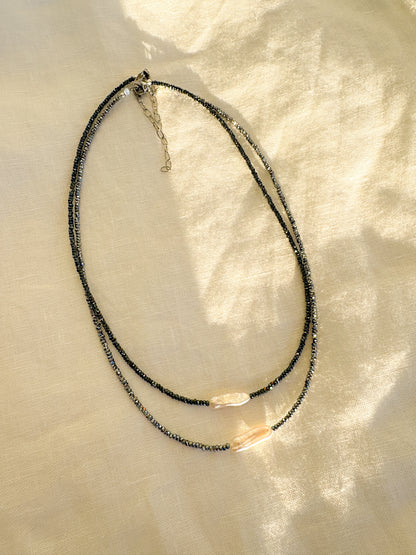 Choker z Hematitu s říční perlou