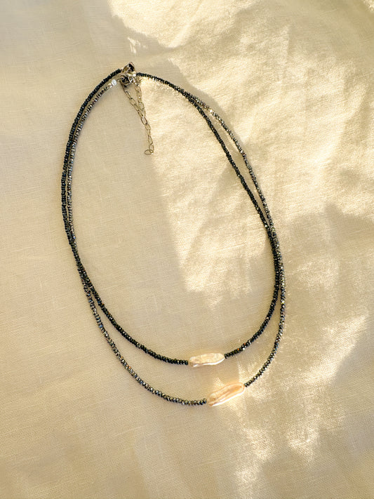 Choker z Hematitu s říční perlou