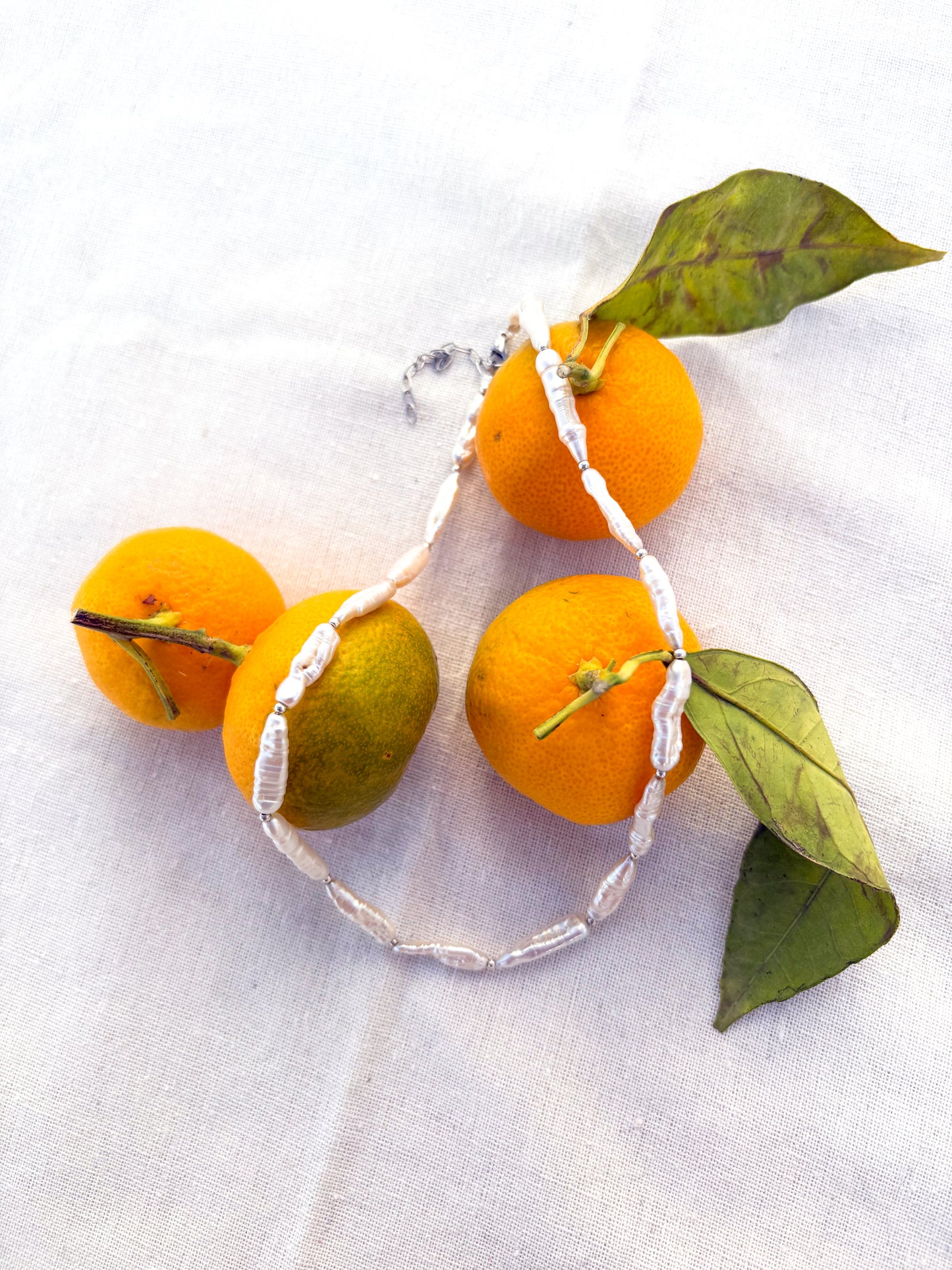 Choker z dlouhých říčních perel