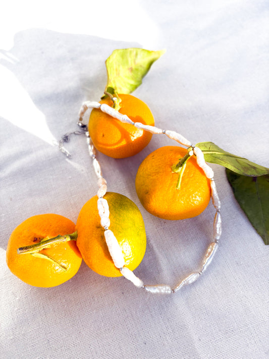 Choker z dlouhých říčních perel