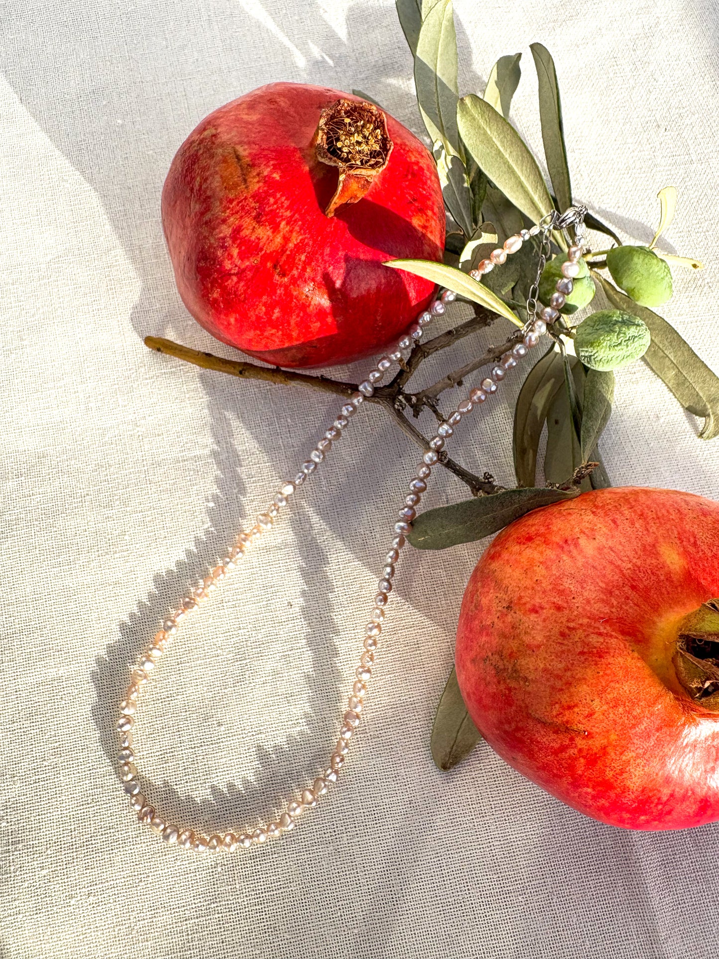 Choker z mini šedých říčních perel