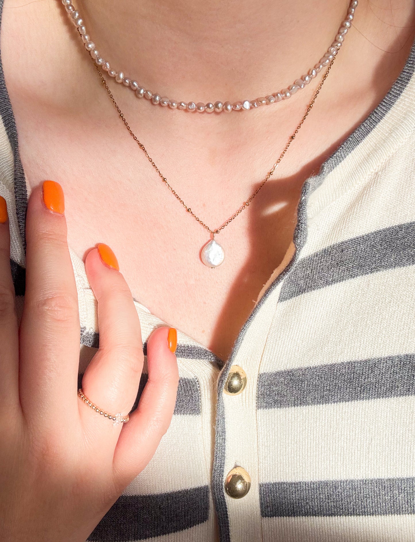 Choker z mini šedých říčních perel