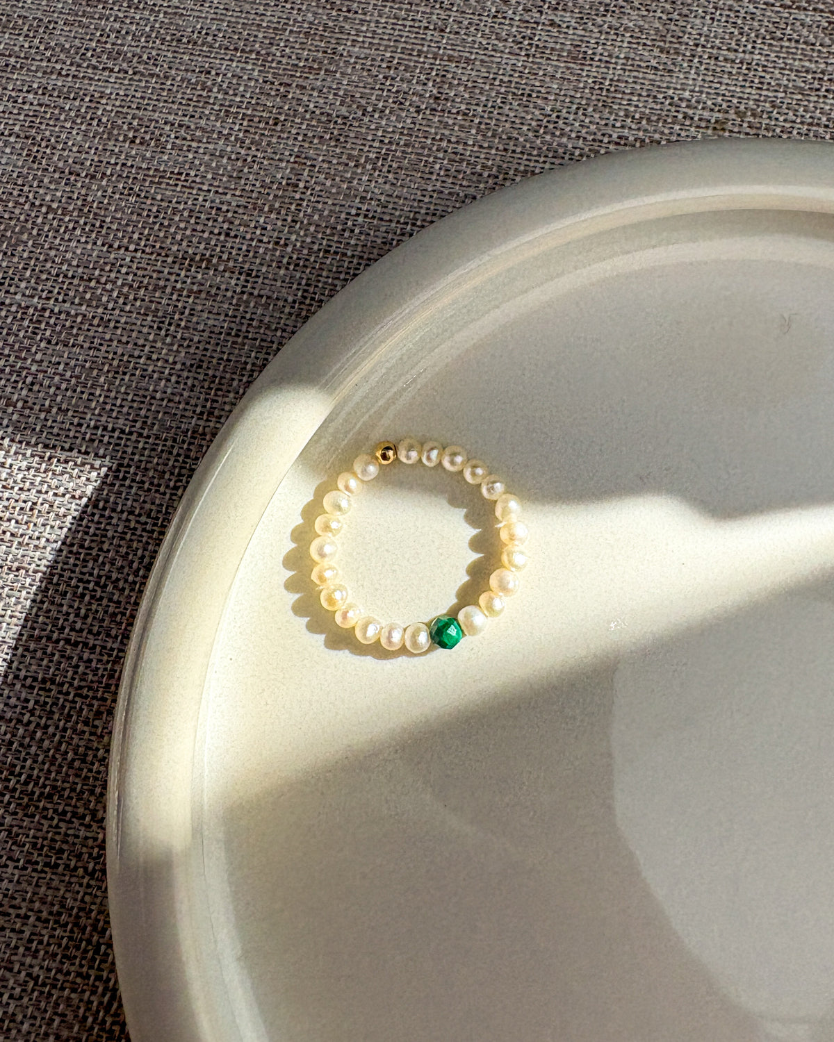 Prstýnky z říčních perel a minerálem podle znamení zvěrokruhu