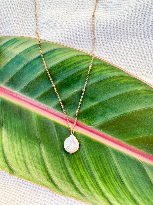 Řetízek s menší placatou říční perlou