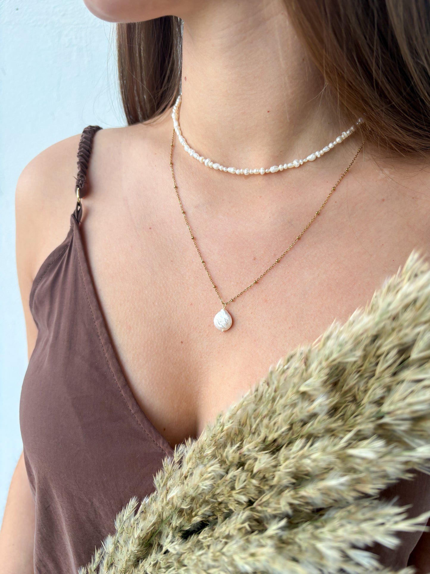 Řetízek s menší placatou říční perlou