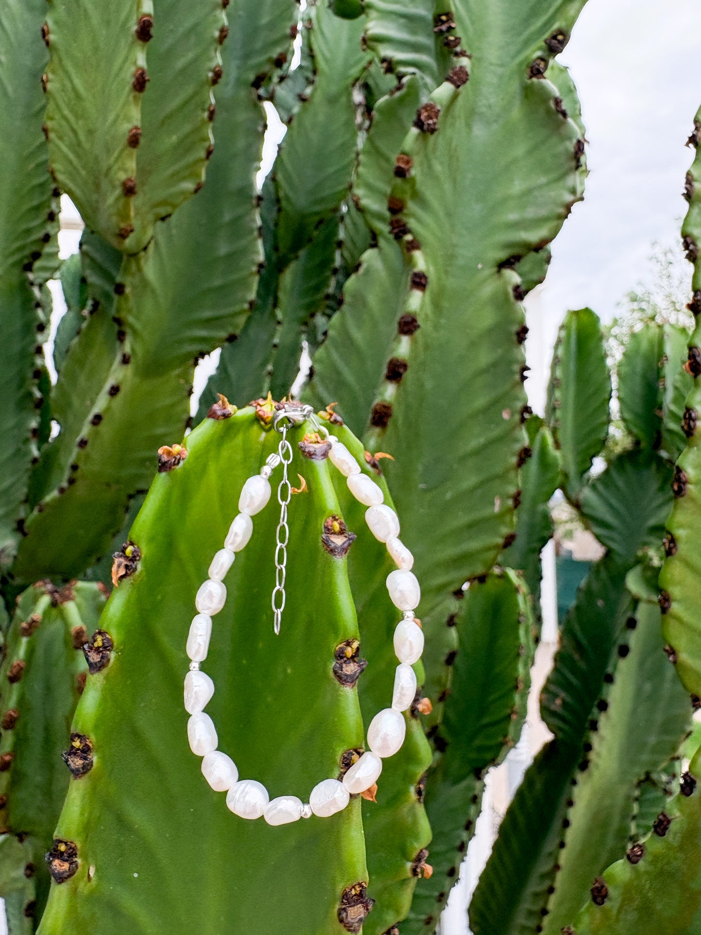 Náramek z nepravidelných říčních perel