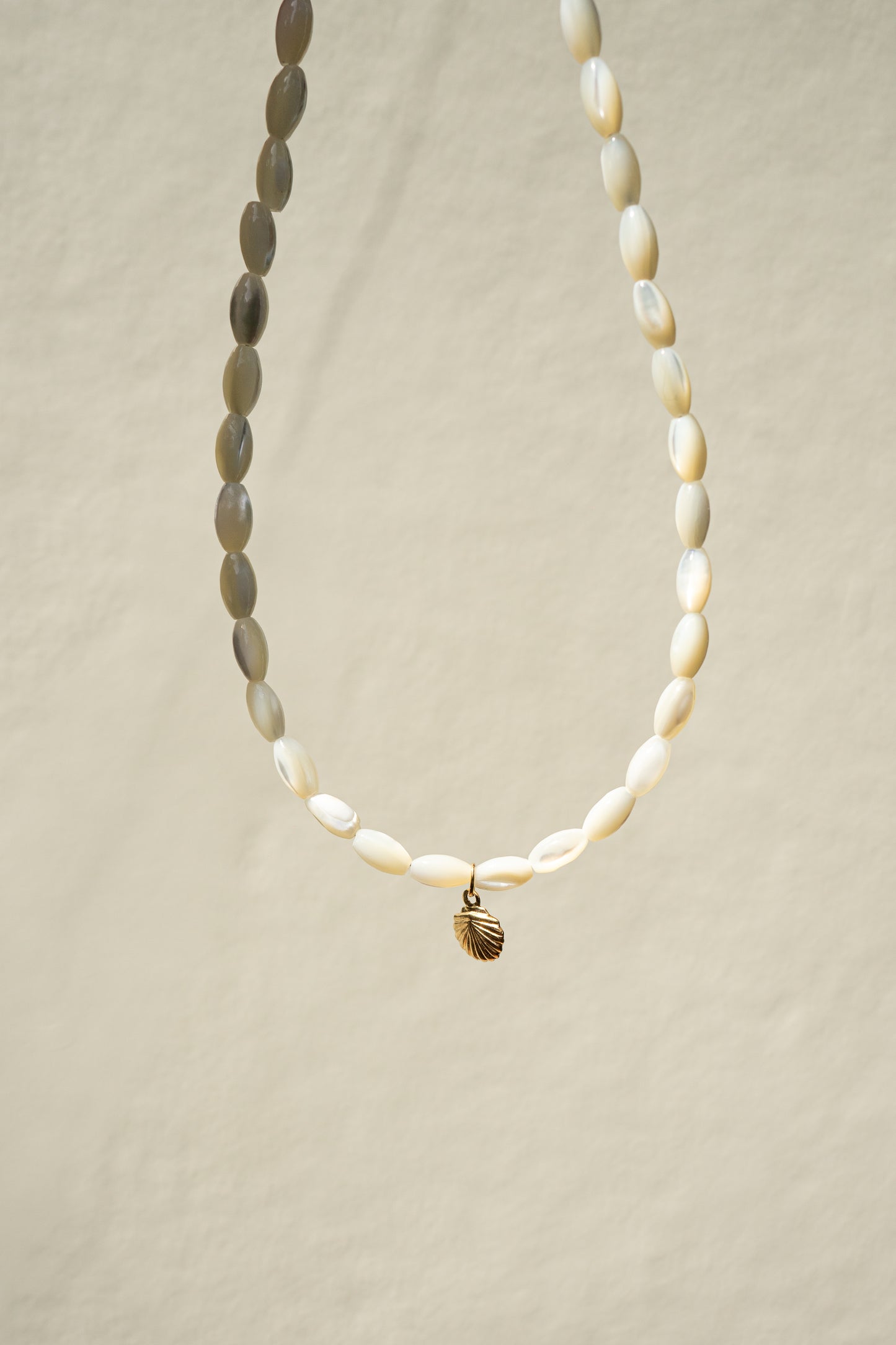Perleťový choker s přívěškem