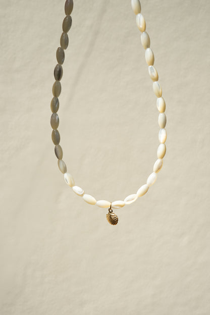 Perleťový choker s přívěškem