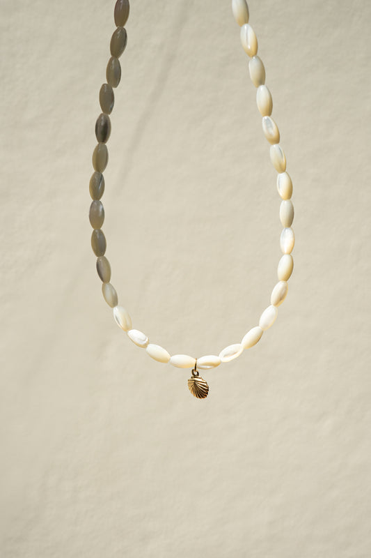 Perleťový choker s přívěškem