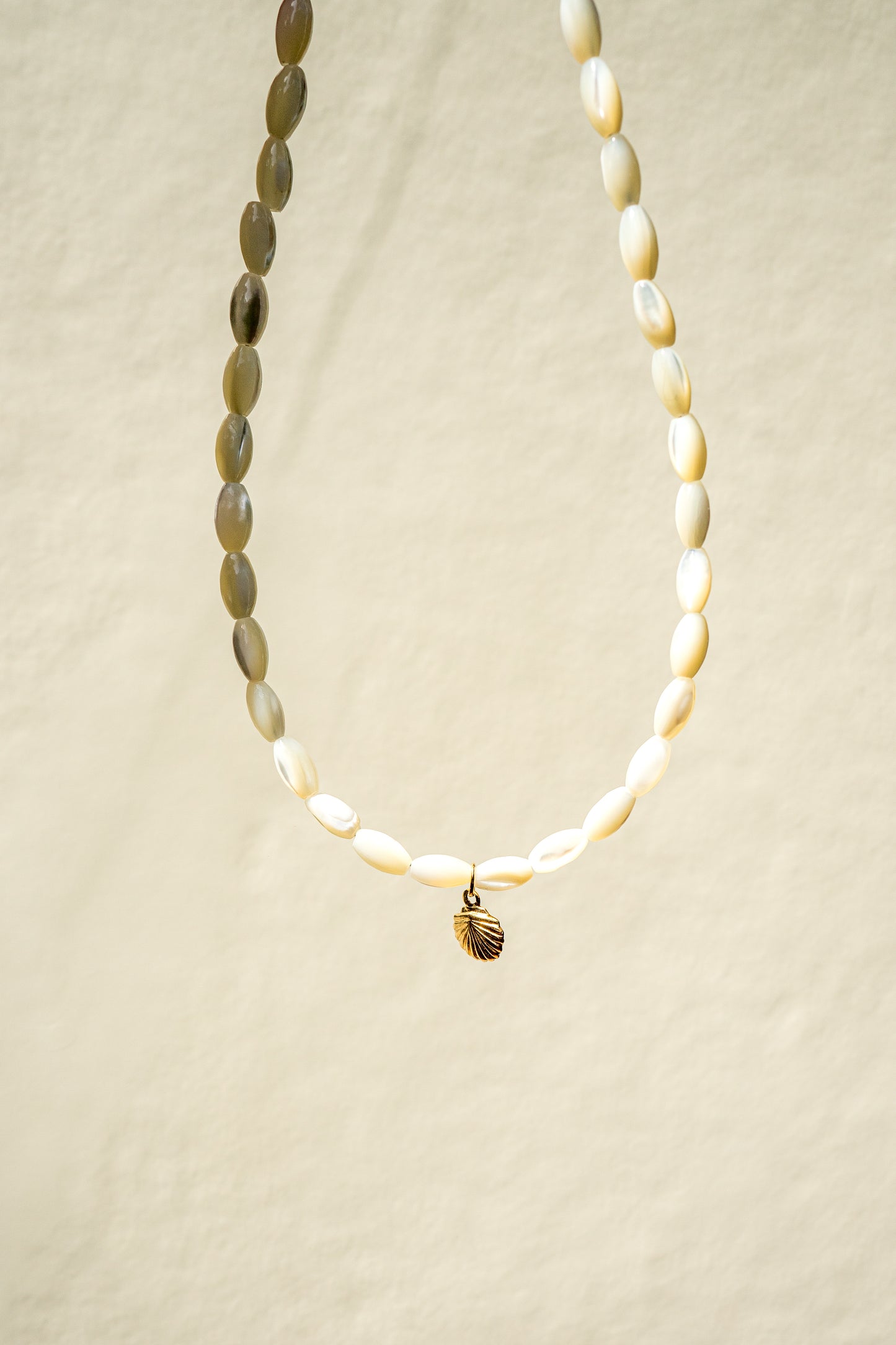 Perleťový choker s přívěškem