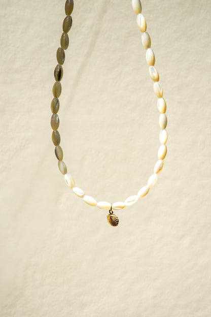 Perleťový choker s přívěškem