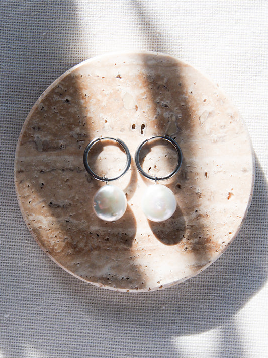 Náušnice s placatou říční perlou