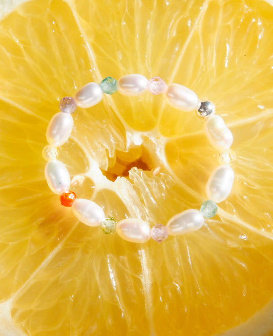 Prstýnek z říčních perel a zirkonů