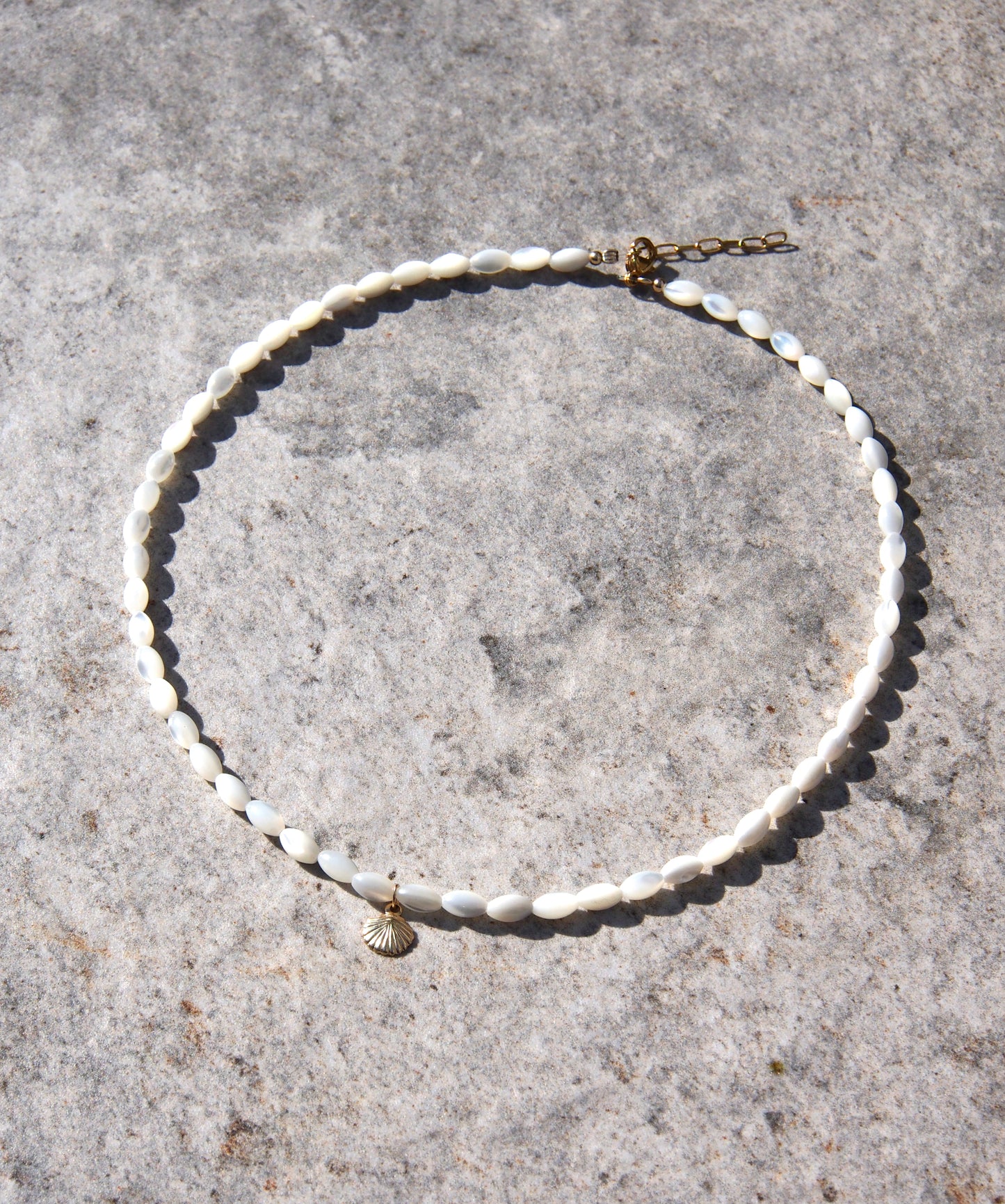 Perleťový choker s přívěškem