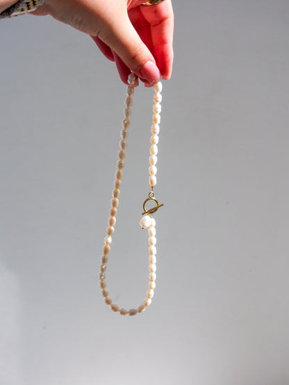 Choker z říčních perel s americkým zapínáním