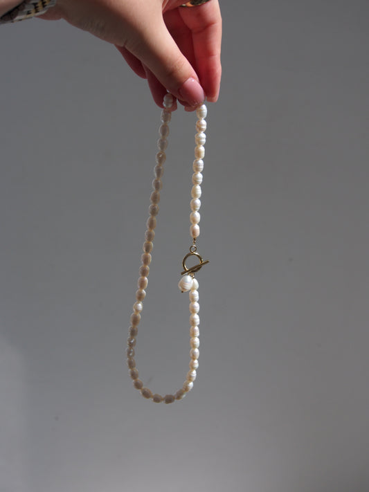 Choker z říčních perel s americkým zapínáním