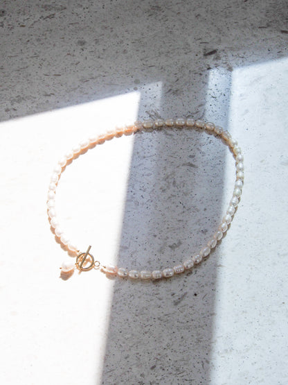 Choker z říčních perel s americkým zapínáním