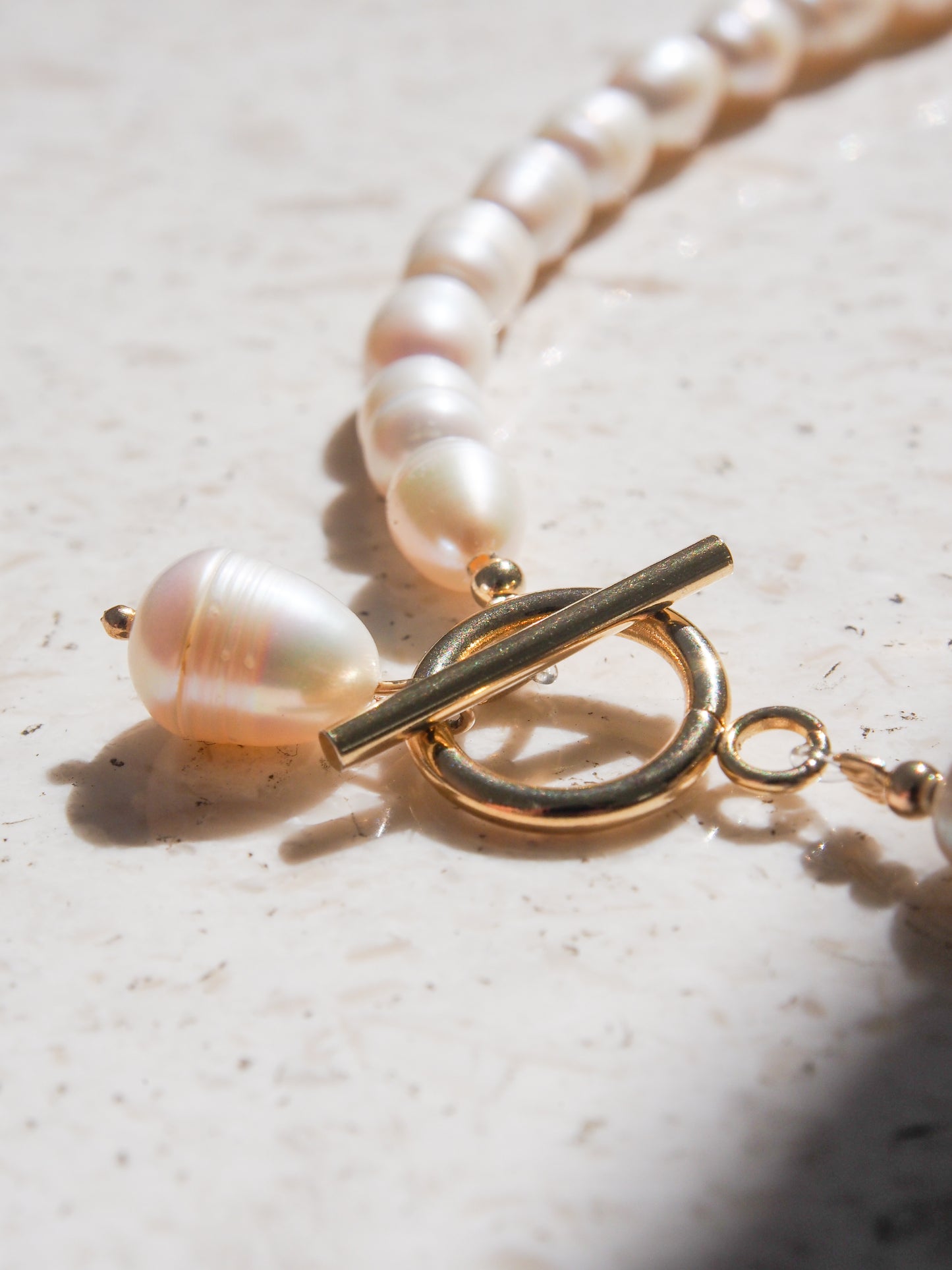 Choker z říčních perel s americkým zapínáním