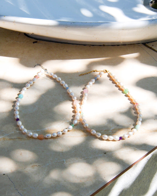 Choker z říčních perel a minerálů