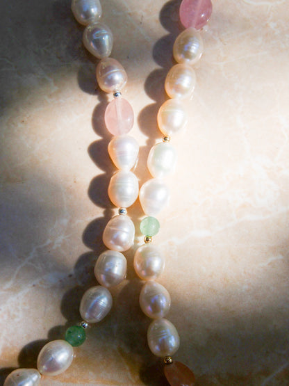 Choker z říčních perel a minerálů